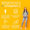 chica sonriendo detras de fondo colorido naranja amarillo con infografia sobre los beneficios de la vitamina c a su lado 